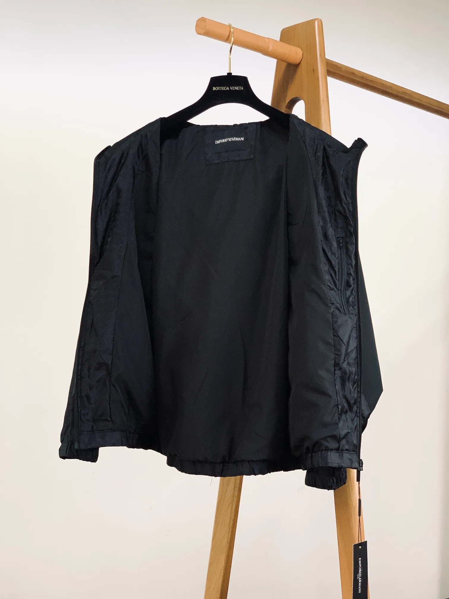 Em Porio Armani Armani Casual Hooded Jacket Windbreaker Jacket 🧥, the upper body becomes slimmer and whiter in seconds, the handle is perfect, and hardware accessories are provided for decoration. Suitable for both business, commuting and leisure, you can be satisfied with various daily outfits. The upper body is full of style and full of high-end sense! Pockets are designed on both sides of the body, making these designs more convenient and practical! Premium custom hardware engraved zipper pull accessories and Classic triangle logo decoration on the chest increase the overall sense of layering, making a simple jacket instantly rich! ! It keeps you warm and adds layering to your outfit, and the upper body effect is great …………………………………………………… ❥∙Size: M-3XL